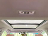 【ガラスルーフ】ガラスルーフ搭載で車内の解放感が一気にアップ!開放的なドライブをお楽しみいただけます。