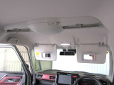 運転席・助手席ともにサンバイザー内側に鏡がついております。