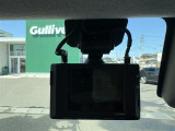 【ドライブレコーダー】映像・音声などの運転中の記録を残します。事故などを起こした起こされた時の証拠になりえますので、もしも時でも安心ですね。