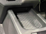 スマートフォンなどがスッキリ置けるセンターコンソールトレイです