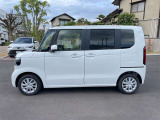 乗り降りのイメージが湧く左側面。ドア面の通りやスライド有無、小キズの出やすい部分も確認◎。