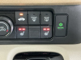 運転席/助手席シートヒーターで寒い日もすぐに温かくなり快適に過ごせます。2段階の温度調整が可能です