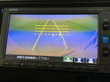 後方の見える安心をお届けするバックガイドモニター付:バックするときのアシストラインもあって楽々バック!車庫入れや縦列駐車をサポートし、苦手な駐車も安心です!今やもう手放せない装備ですネ♪