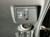 パワースライドドアの開閉はスマートキーのリモコンやドアノブは勿論、運転席側のスイッチ操作でも開閉ができ、安全・簡単です