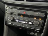 デュアルオートエアコン装備。運転席と助手席の温度を変更できるので、お互いにとって最適な温度でドライブを楽しむ事が出来ます。