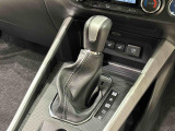 モーターの力を効率よくタイヤへ伝えるハイブリッド専用トランスミッション。高級感のある本革巻き仕様です。
