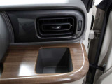 運転席のカップホルダーはエアコンの吹き出し口の前にありますので冷やしたり温めたり出来ます☆