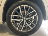 BMWの純正アロイホイールは軽量かつ強度にも優れているホイールで走行性能を引き上げる設計になっております。足元にもBMWは妥協がなくこだわっている個所になります。