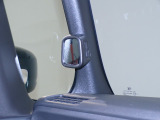 停車時や発進時、対向車とのすれ違いや路肩に寄せるときなど、車両左側前方を確認するときに役立ちます。