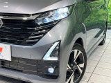 【LEDヘッドライト】悪天候や夜間走行時も良好な視界を確保し安心して運転できる高輝度LEDヘッドライトを装備!点灯速度が早く、消費電力も抑えられています。