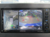 駐車する際、見通しの悪い場所や狭い道での運転を行いやすく、合計4ヶ所に設置したカメラの映像を合成・処理をして、真上から見ているような映像をルームミラーに映し出してくれます。