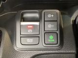 セレクトレバーの右に電子制御パーキングブレーキがあります。スイッチひとつで、停車した地点の傾斜などをシステムが検知・判断してブレーキ力を自動的に最適制御し、しっかり停車できるパーキングシステムです。