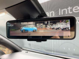 後席の荷物や乗員に遮られないクリアな後方視界を実現。スイッチ一つで通常の鏡面と切替可能です!