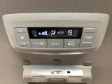 ルーフ中央にエアコン操作パネルがついていますので、2列目・3列目にお乗りの方も快適に過ごせます。