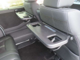 運転席と助手席の後ろにはシートバックテーブルが装備されています。とっても便利です。