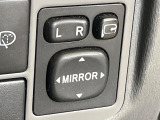 【電動格納ミラー】サイドミラーは電動格納式となっており、狭い駐車場でもキズがつくリスクを抑えられます。