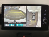 バックギアに入れますとご覧のような画像に自動的に切り替わります。車庫入れ時に役立ちます。