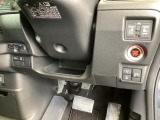 左側に高速で便利なETCがあり、また、便利な電動スライドドア、横滑りを防ぐVSAなどのスイッチは、運転席の右側、手の届きやすい位置にあります。