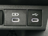 充電用USB端子付き。スマートフォンなどの充電に便利です。
