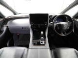 上質で落ち着いた印象のインパネ。視界も広々で運転しやすいです。