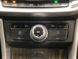 ナビ画面の下にはダイヤル式のプログレッシブ・コマンダーがついています。周りの操作スイッチも含めて、ナビゲーションやオーディオの操作ができます。