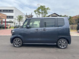 乗り降りのイメージが湧く左側面。ドア面の通りやスライド有無、小キズの出やすい部分も確認◎。