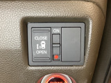左側電動スライドドアは運転席からでも操作ができるように、ハンドル付近に開閉の操作スイッチが付いています。