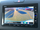 バックモニター装備。画面にて後方の確認が行えるので、バック駐車や車庫入れの際には重宝します。車の運転に慣れない方でも安心のガイドライン表示機能付。