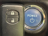 【スマートキー】カバンやポケットに入れたままでもドアの施錠・解錠が可能なスマートキーを装備。エンジンのオン・オフ時もカギを取り出す必要が無いからとっても便利です♪