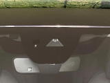 【スマートブレーキサポート】走行中に前方の車両等を認識し、衝突しそうな時は警報とブレーキで衝突回避と被害軽減をアシスト。より安全にドライブをお楽しみいただけます。