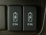 充電用USBジャックを2個装備!iPhoneはもちろん少しアンペアが高めのiPadも充電することが出来ます(運転しながら充電できます)