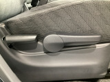 運転席にはドライバーの体型や好みに応じて前後方向だけでなく、高さの調整ができるシートリフターを装備!