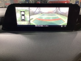 狭い場所での駐車やすれ違いなどでより的確な運転操作に役立つ360&deg;ビューモニターが装備されています。