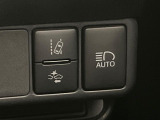【プリクラッシュセーフティ】前方の車両等を検知し、衝突しそうな時は警報で注意を促し、ブレーキを踏む力をサポート。ブレーキを踏めなかった場合は衝突被害軽減ブレーキが作動、衝突回避をサポートします。