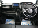 運転にかかわる様々な操作を安全に行えるように視点移動が少なく、操作性に配慮されたスイッチ類が凝縮されたコクピットです。