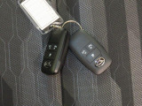電子キーをポケットやカバンに入れているだけで、ドアの開錠・施錠が行えます。荷物を抱えていてもラクラク開閉です。エンジン始動も行えます。