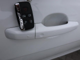 【キーレスエントリー】バッグやポケットからキーを取り出すことなく車にアクセスして、ロックとアラームを設定できます。 毎日の利便性をさらに高める機能です。