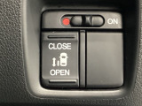 【片側パワースライドドア】片側がパワースライドドアになっており、運転席のスイッチやスマートキーでも開閉が可能です!開口部も広いので乗り降りも楽々♪