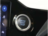 スマートキーを携帯していればキーを取り出さずにドアを施錠&解錠。クルマの始動も可能です。