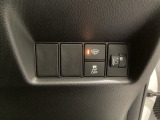 ハンドルの右側にはヘッドライトレベライザーとVSA(ABS+TCS+横滑り抑制)の解除スイッチがついています。ヘッドライトレベライザーは道路状況や積荷の加重に応じてライトの高さを調節できます。