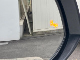 【ブラインドスポットモニター】走行中、ドアミラーの死角になりやすい箇所に後続車が接近するとサイドミラーのレンズに警告を表示!ドライバーに注意喚起をしてくれます。