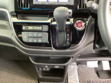足元スッキリ、インパネシフトです。パーキングブレーキはフットブレーキタイプなので、運転席と助手席の間がスッキリしています。