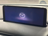 【10.25インチマツダコネクト】車内の雰囲気にマッチした大型ディスプレイ。スマホ接続でのナビ使用やBluetooth再生等、様々な機能が楽しめます。直感的なダイヤル操作が可能で、使い勝手も良好です。
