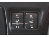 運転席と助手席にシートヒーターが付いています。