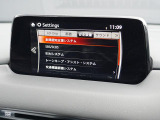 こちらのお車には先進安全装備が多数搭載されています。衝突被害を回避あるいは軽減するためのブレーキや、後方死角からの接近警報、車線逸脱を防止する警報装置など、詳しくはスタッフまでお尋ねください。