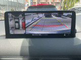 360&deg;ビューモニターでは、両サイドとフロント、バックカメラの合成で、あたかも上空から見下ろした様に周囲を確認して頂けます。駐車場だけでなく、T字路等でも活躍のアイテムです。