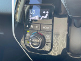 【オートエアコン】一度お好みの温度に設定すれば、車内の温度を検知し風量や温度を自動で調整。暑い&hellip;寒い&hellip;と何度もスイッチ操作をする必要はありません。快適な車内空間には必須の機能ですね♪