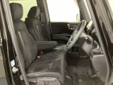 女性でも運転がしやすいように、シートの高さ調整機能(シートリフター)がついています。運転席と助手席の間が空いている為、助手席側への移動がスムーズです。交通量の多い道でも助手席側から乗り降りができます。