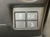 Hondaセンシング用の、VSA(ABS+TCS+横滑り抑制)解除と路外逸脱抑制機能のオンオフスイッチなどはハンドルの右側に装備しています。