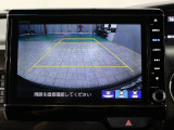 【バックカメラ】シフトを「R」の位置に入れると、自動的に画面がカメラ映像に切り替わり後方の視界をサポートする必須装備です!